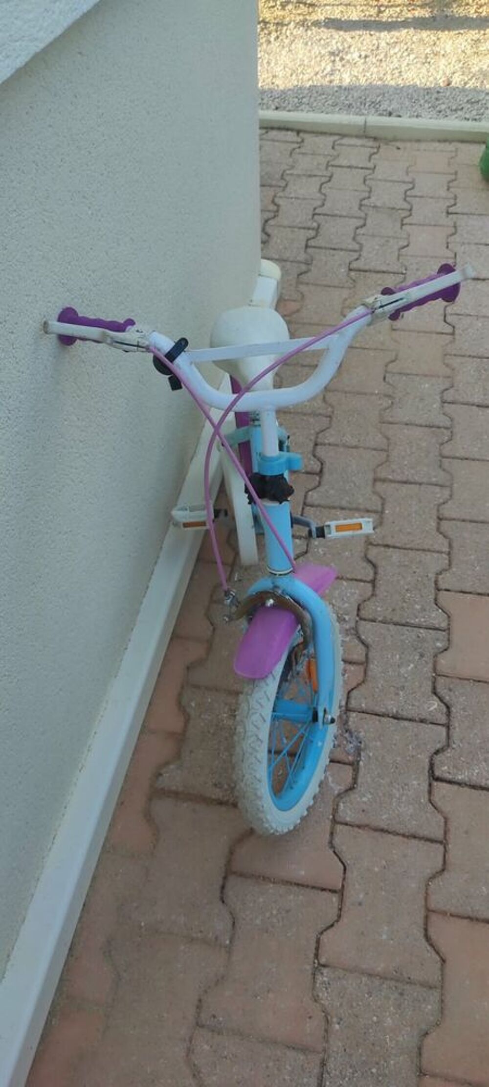 V&eacute;lo pour fille Reine des neiges 14 pouces. &Acirc;ge: 4 &agrave; 6 ans . Vélos