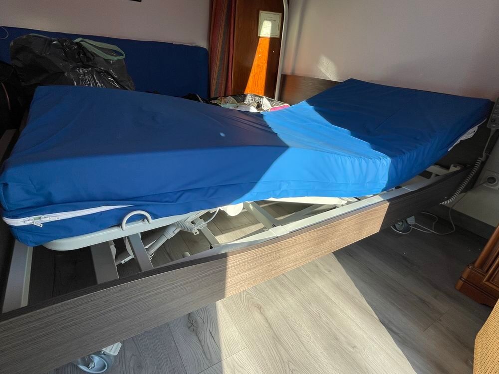 Vends deux lits m&eacute;dicalis&eacute;s quasi neufs Meubles
