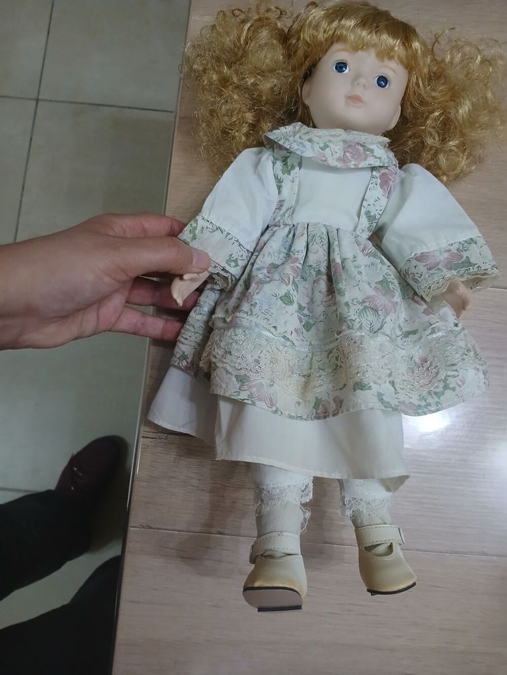 Poup&eacute;e porcelaine et son fauteuil Décoration