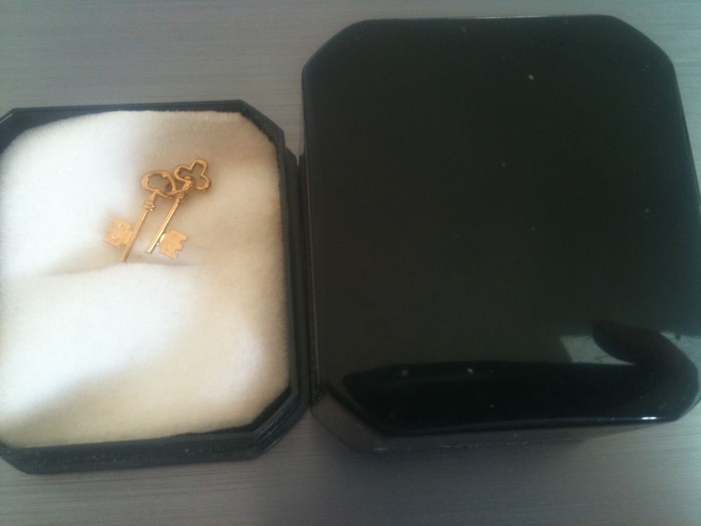 2 breloques clefs en or
Bijoux et montres