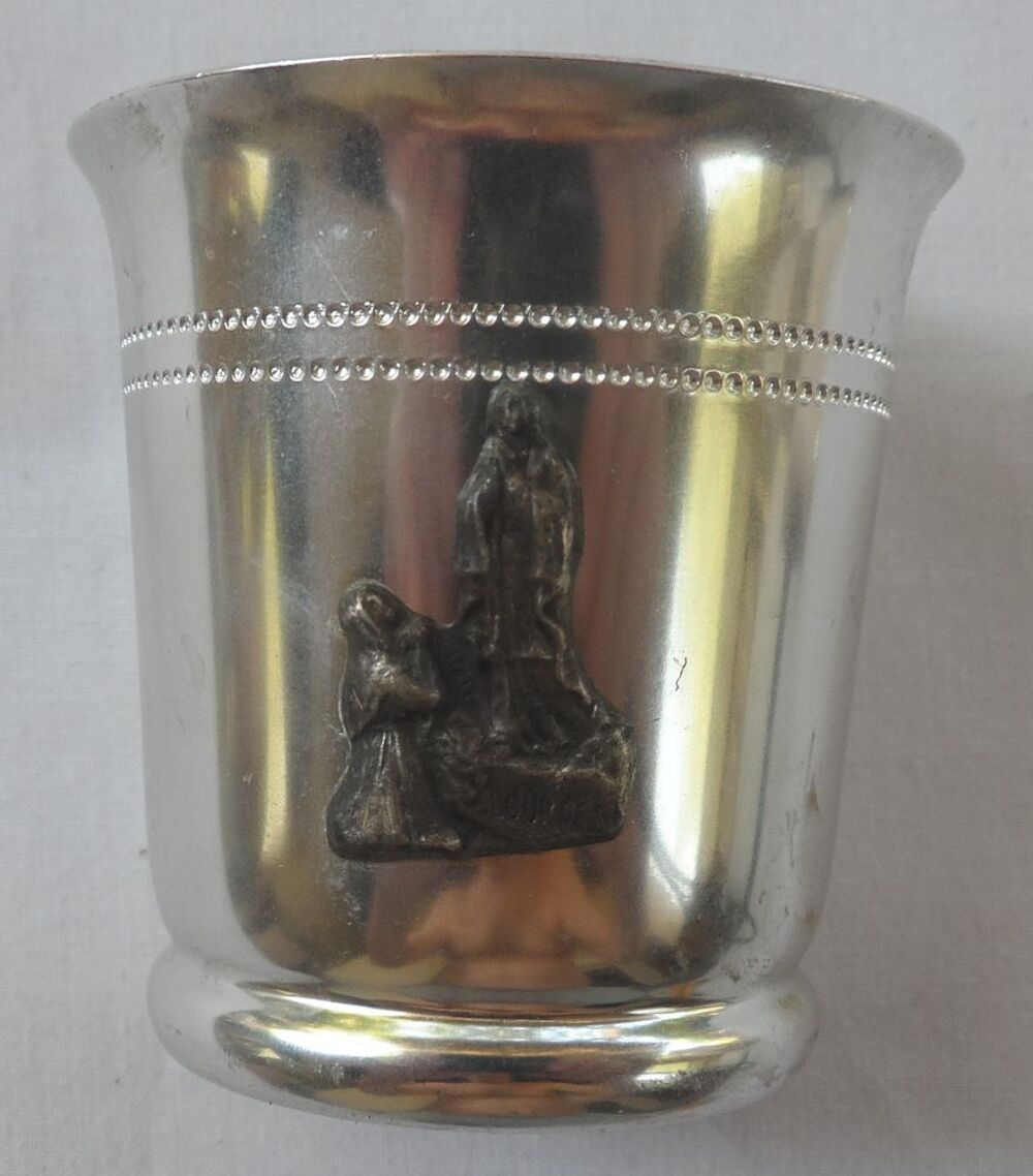 Tasse blanche en aluminium Notre Dame de Lourdes 
Haut 6,5cm 