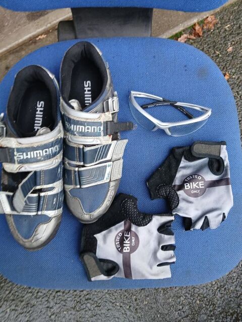 Lot de chaussures 41, gants et lunettes. 25 Vitré (35)