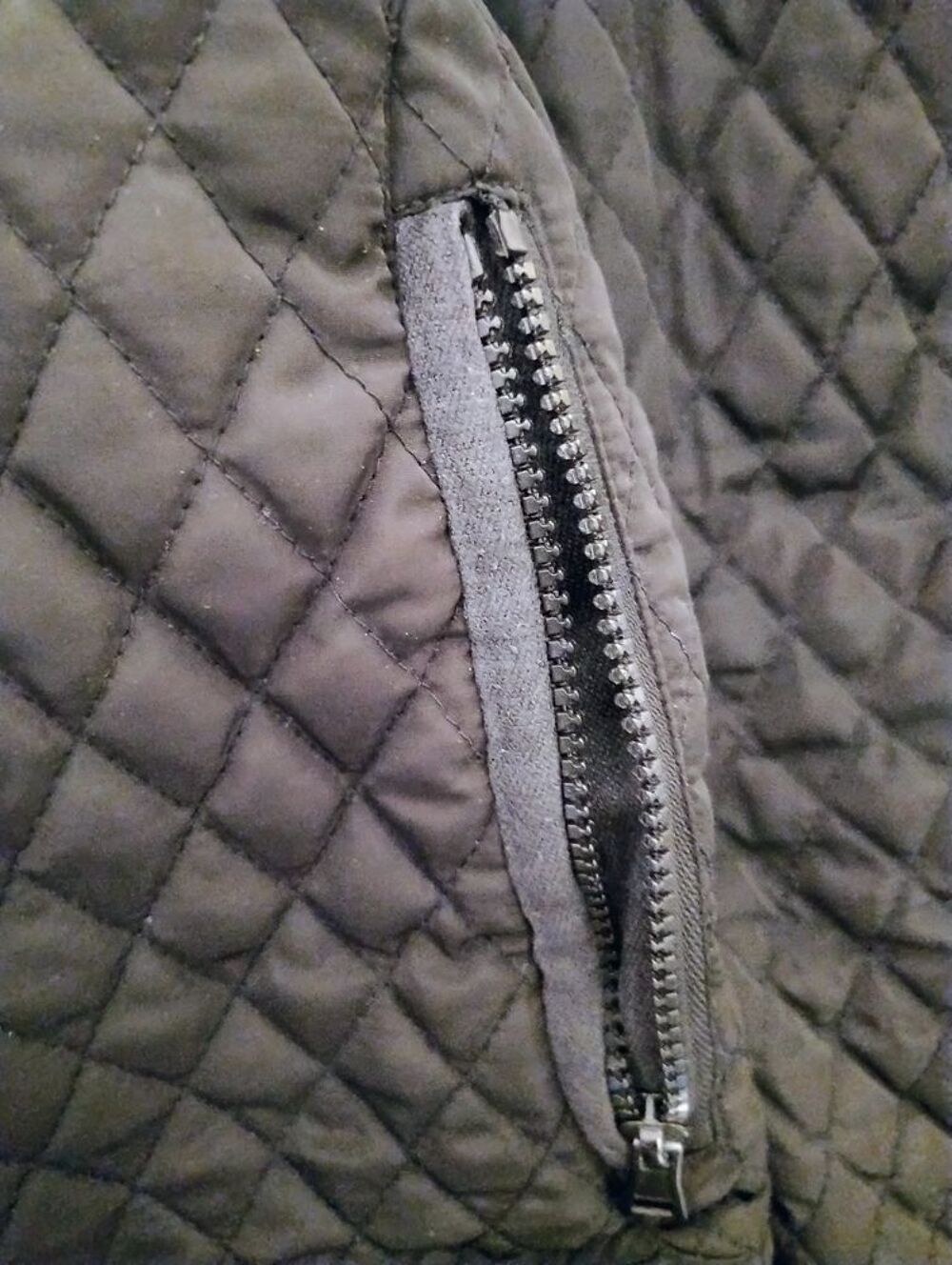 Veste noir matelass&eacute;e l&eacute;g&egrave;re et concfortable en bon &eacute;tat Vêtements