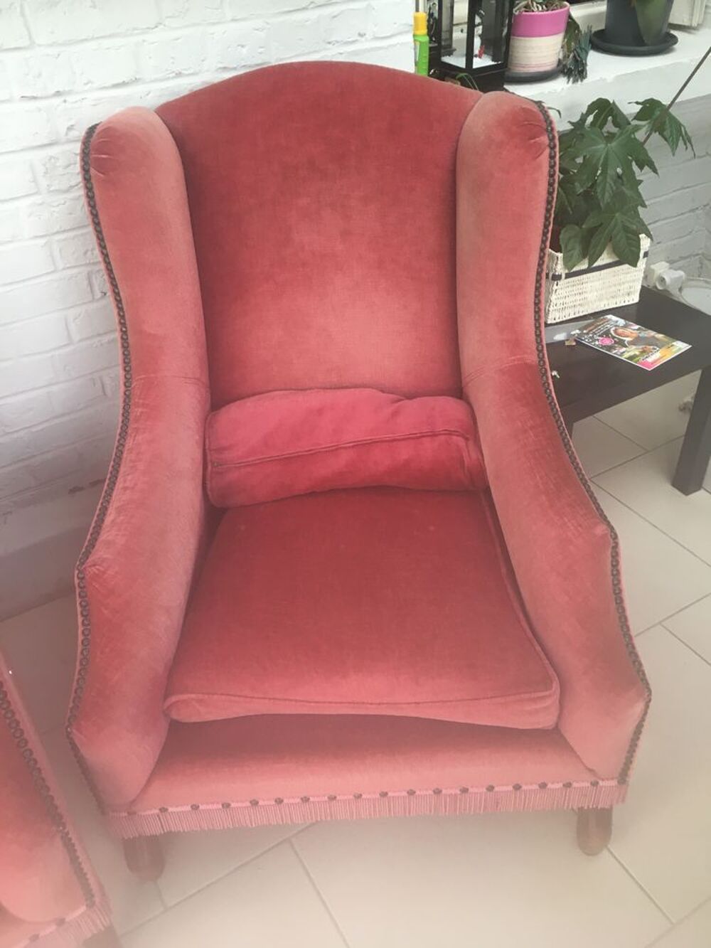 canap&eacute; 2 places et 2 fauteuils pieds en bois tr&egrave;s confortabl Meubles