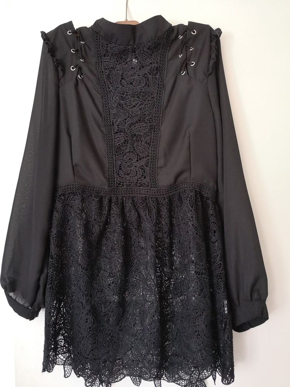 Tunique noire avec dentelle femme Taille 40.
Vtements