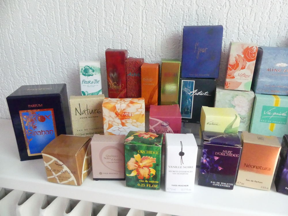 Lot de 28 miniatures de parfum 