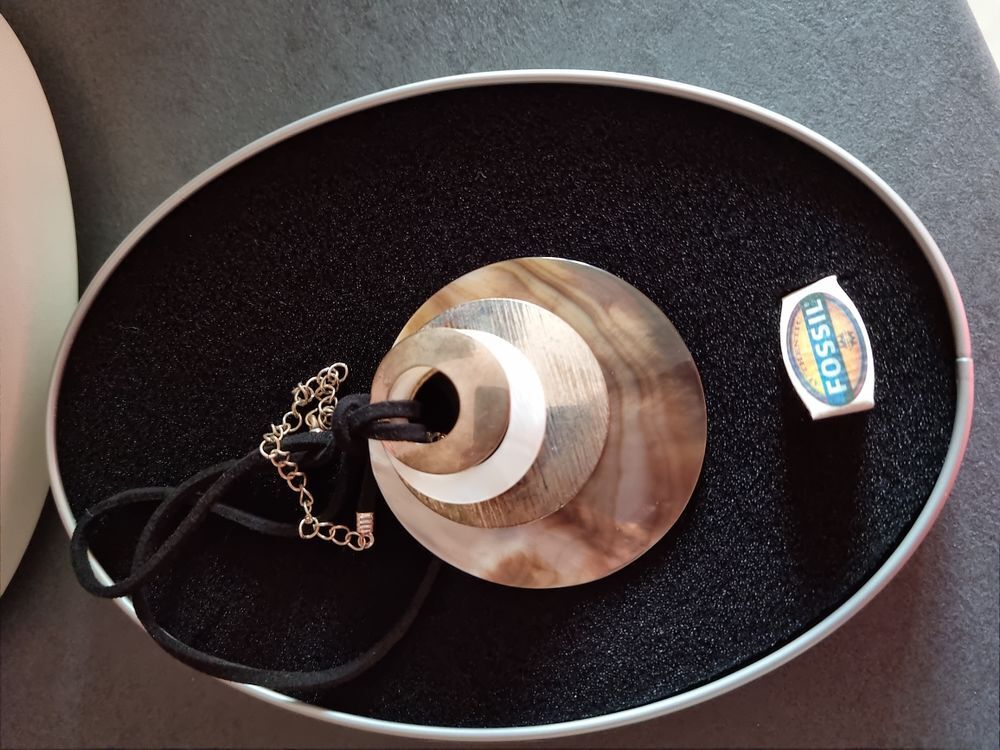 Tr&egrave;s joli collier Fossil avec nacre. Neuf Bijoux et montres