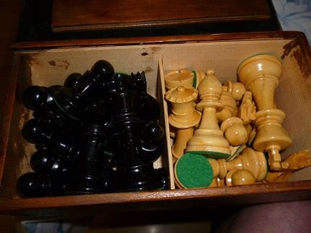 Jeu d'&eacute;checs en bois d'aplomb. Jeux / jouets