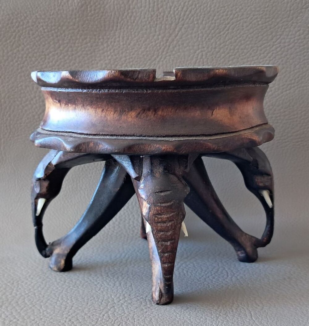 cendrier africain en bois reposant sur 4 &eacute;l&eacute;phants sculpt&eacute;
Décoration