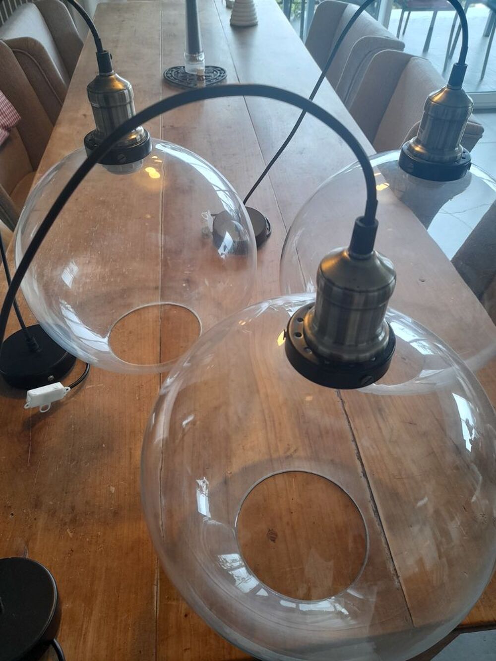 suspensions boules en verre de 30 cm de diam&egrave;tre. Décoration