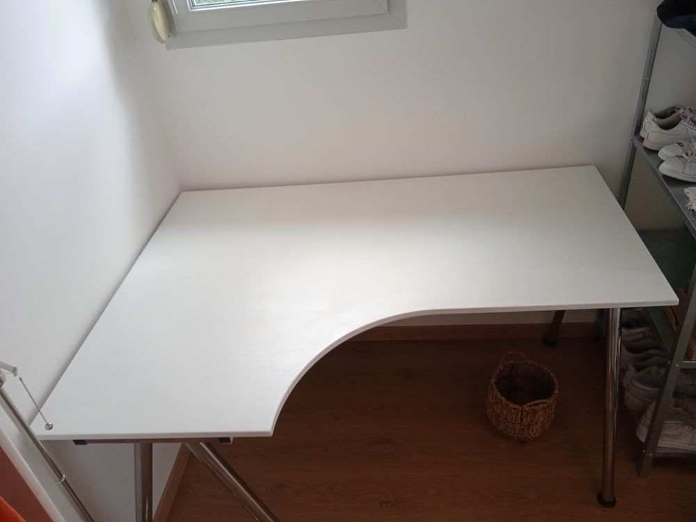 Grand bureau d'angle adaptable en hauteur marque IKEA PRO Meubles
