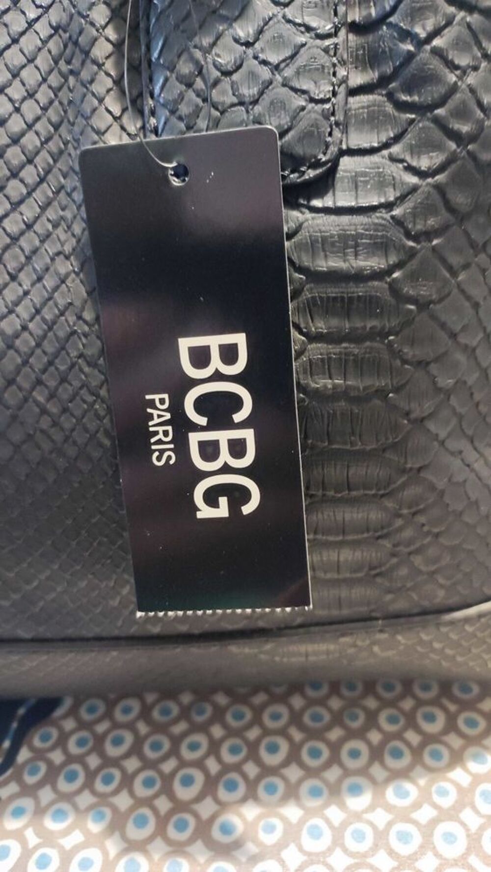 Superbe sac cuir vegan fa&ccedil;on reptile. breloque en fausse fourrure. BCBG. plusieurs compartiments int&eacute;rieur Maroquinerie