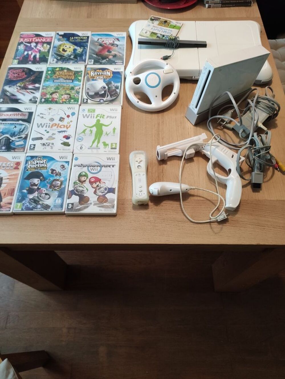 console Wii avec 1 plateau 1 manette 1 volant 1 pistolet 13 jeux. Consoles et jeux vidos