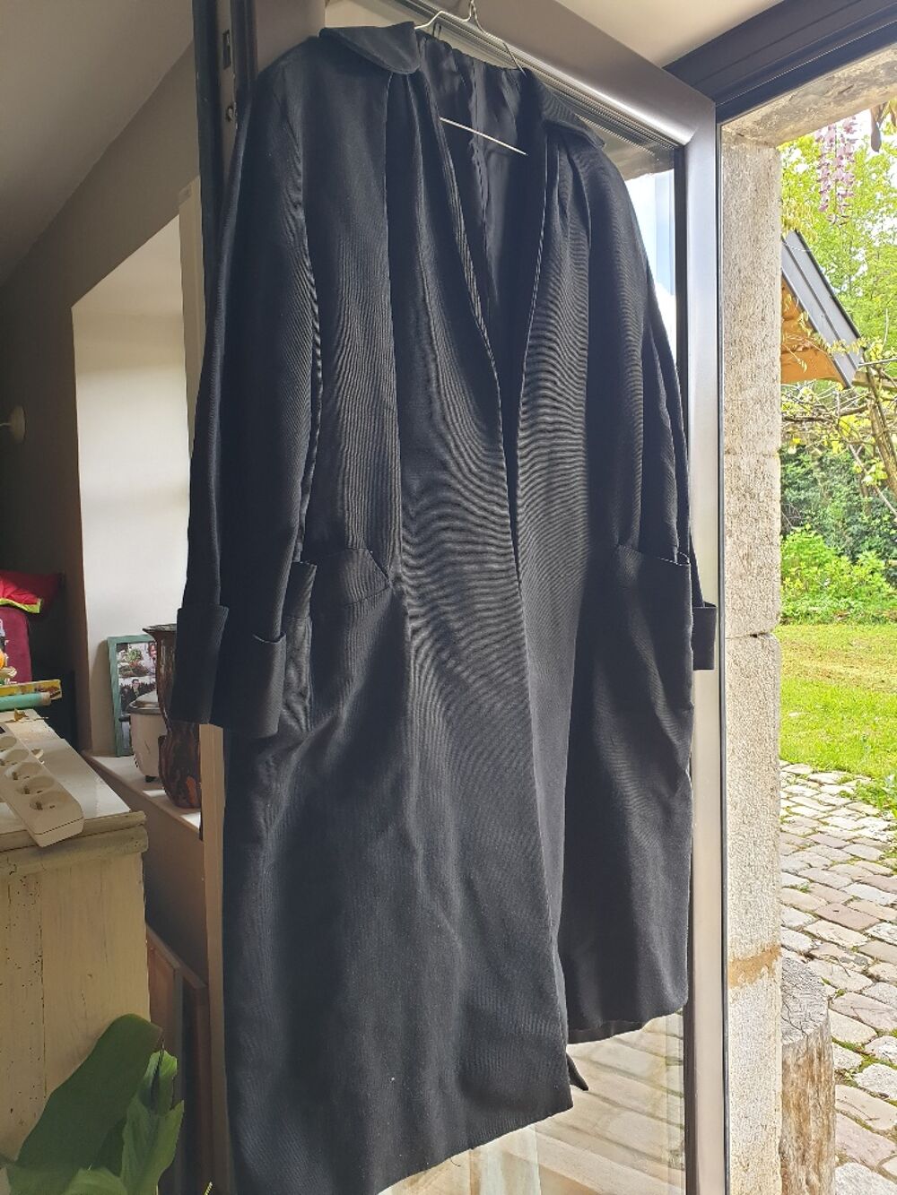 Manteau noir satin&eacute; l&eacute;ger, vintage, en bon &eacute;tat
Vêtements
