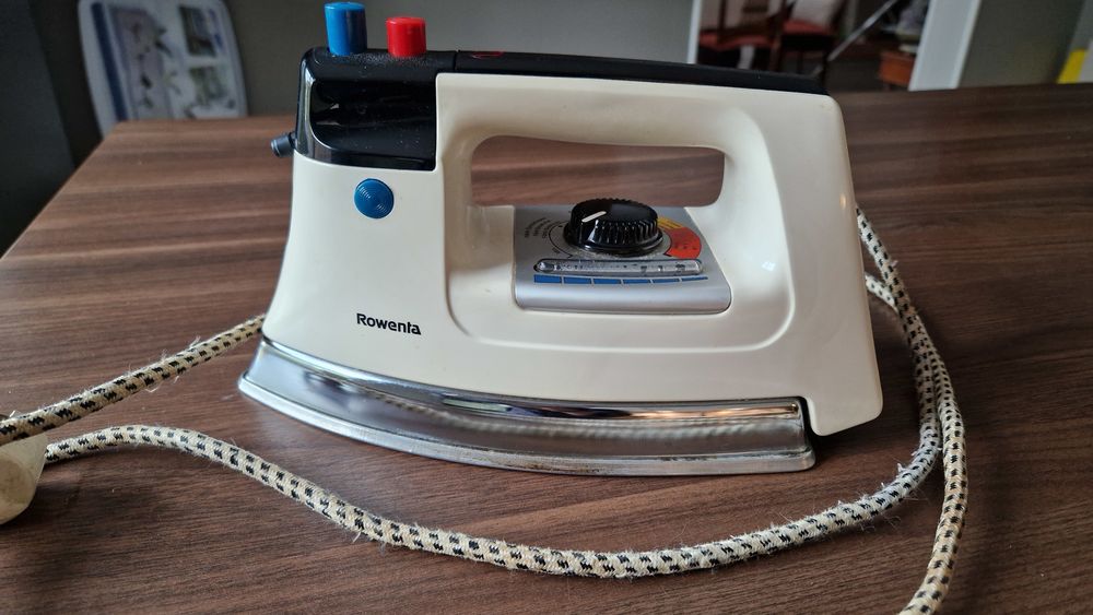 Ancien fer &agrave; vapeur Rowenta Electroménager