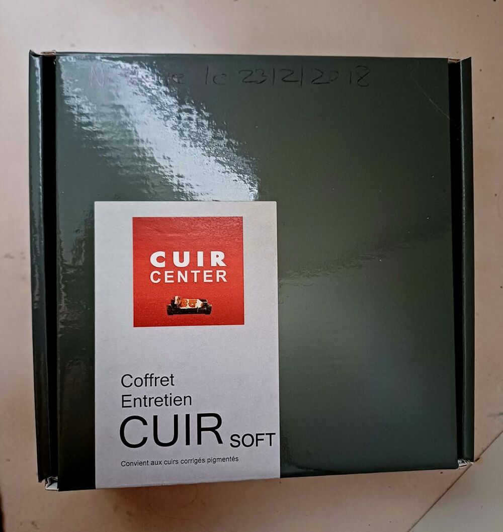canap&eacute; cuir surpiqu&eacute; noir 3 places Cuir Center Meubles