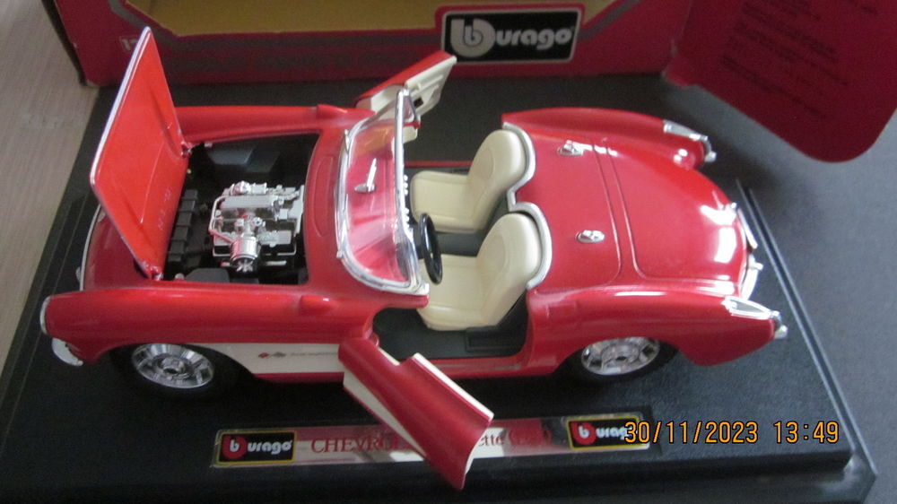 Voiture miniature Chevrolet Corvette de 1957 au 1/24 M&eacute;tal 