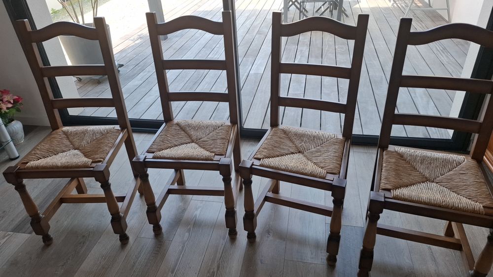 Quatre chaises paill&eacute;es en excellent &eacute;tat.
Meubles
