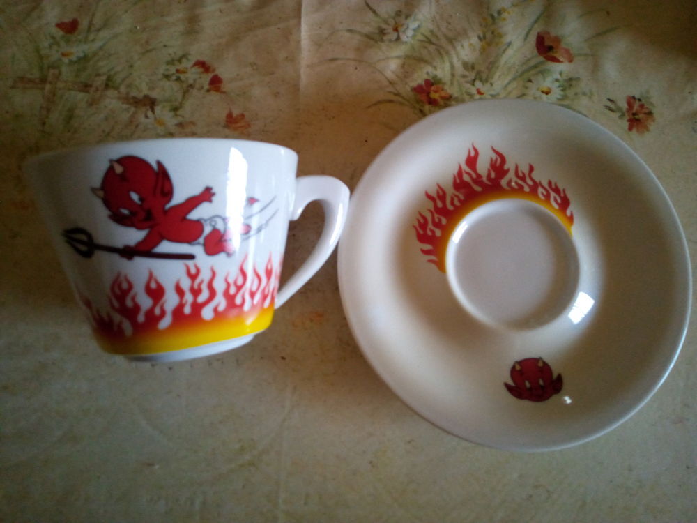 Grande tasse petit diablotin avec sous-tasse en c&eacute;ramique Cuisine