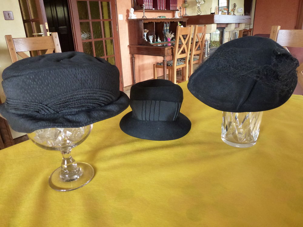 Chapeaux et mantilles d'&eacute;poque ann&eacute;es 1930/1940.
Vêtements