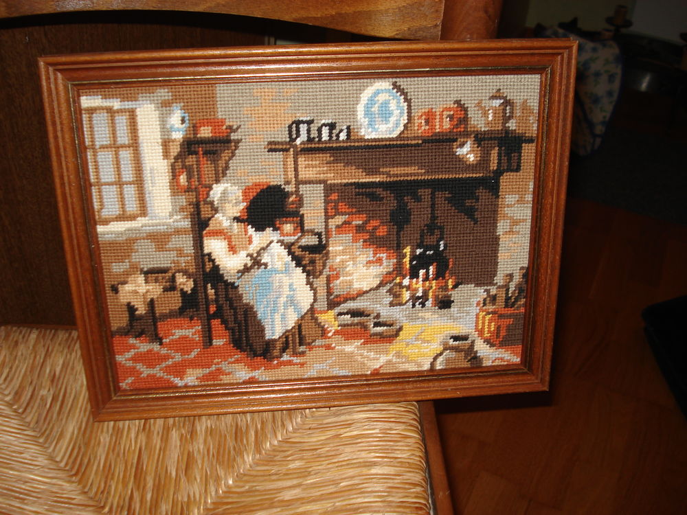 Cadre en canevas - grand-m&egrave;re devant la chemin&eacute;e Décoration