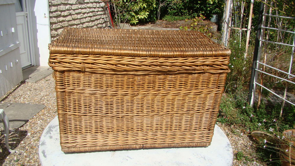 Ancienne malle de voyage en osier
Meubles
