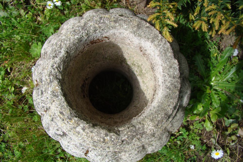 Ancienne jardini&egrave;re en pierre 
Jardin