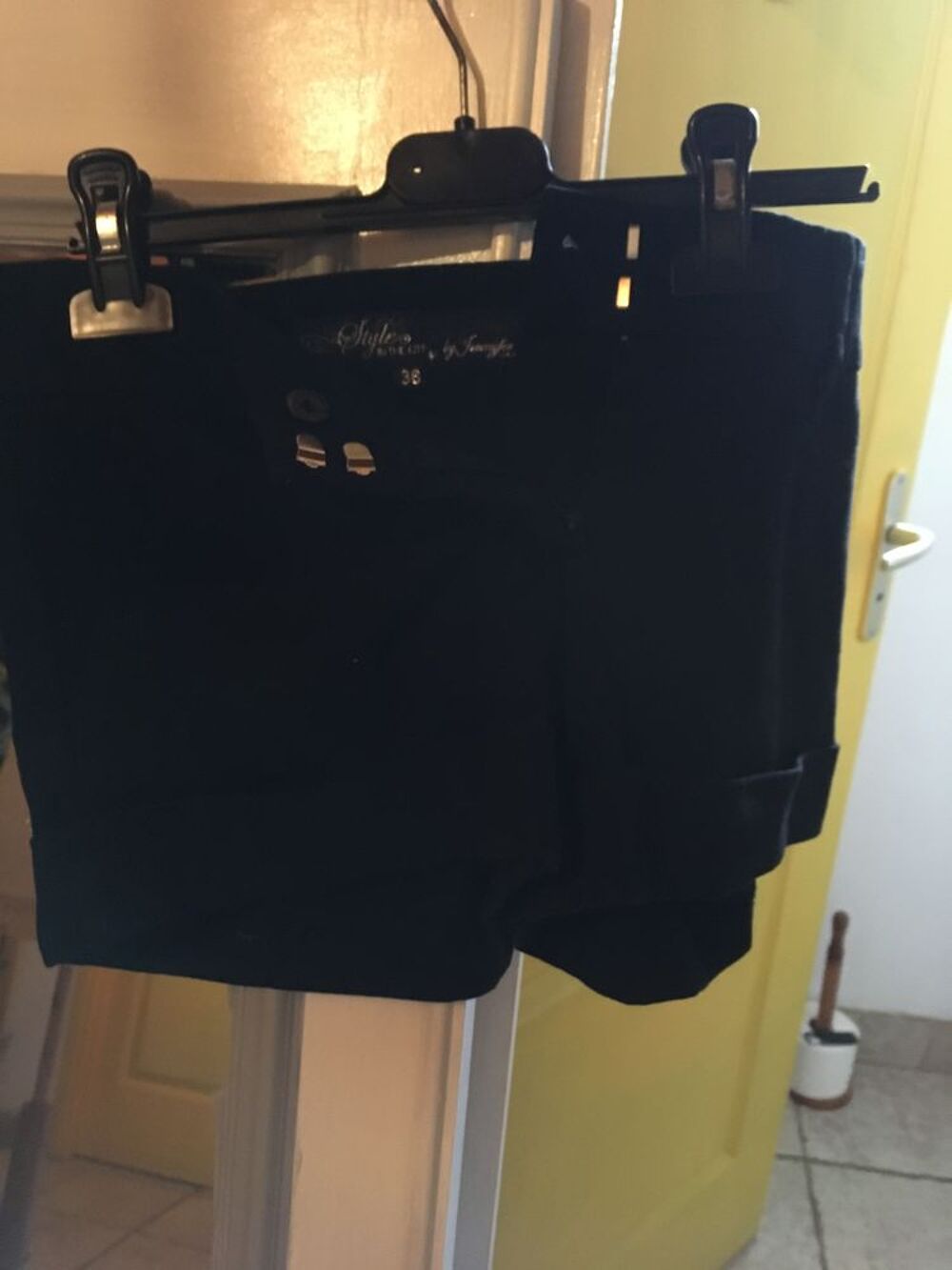 Jolie petit short noir taille 36 Vêtements