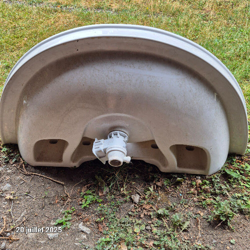 Un lavabo en c&eacute;ramique neuf 
1 Bricolage