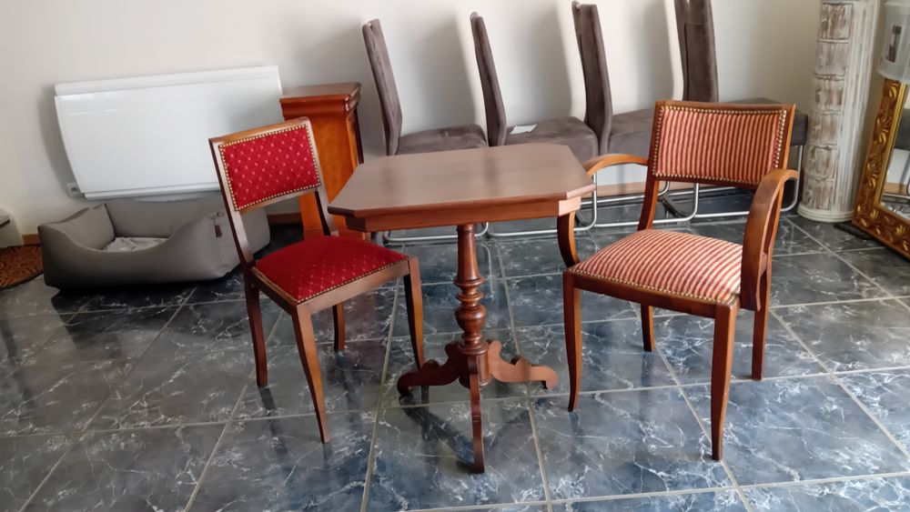 1 table un fauteuil une chaise ch&ecirc;ne Meubles