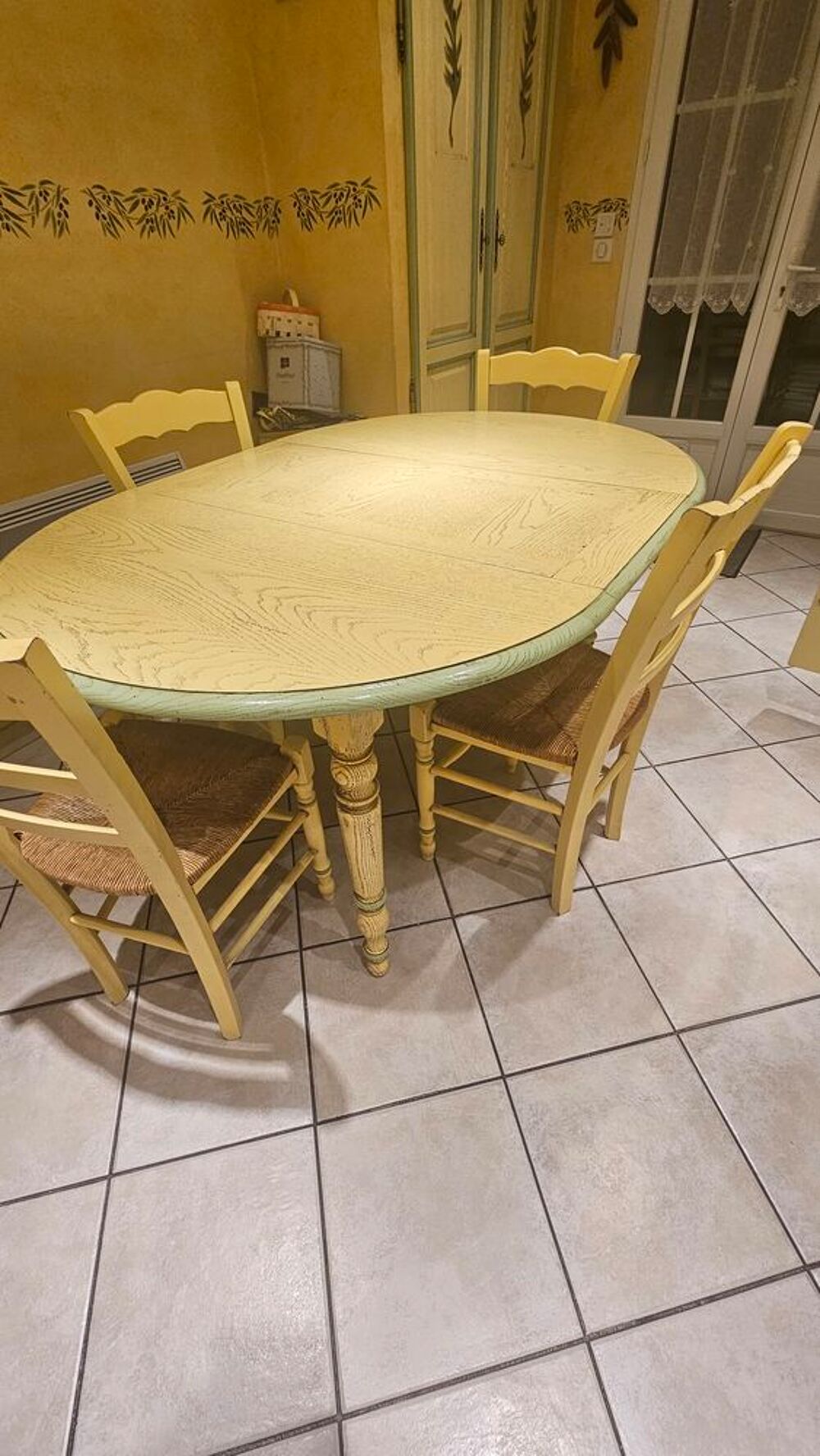 Ensemble table de cuisine proven&ccedil;ale avec 4 chaises et 2 tab Meubles