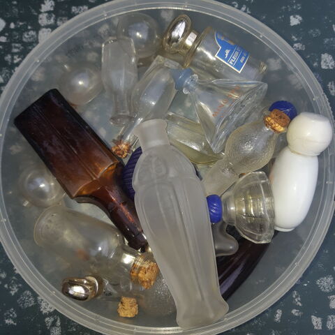 Bouteilles de parfum vides anciennes 1 Croix (59)