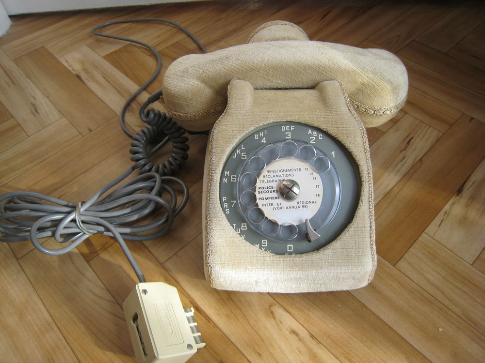T&eacute;l&eacute;phone a cadran vintage de 1977 et sa protection- (NH78) 