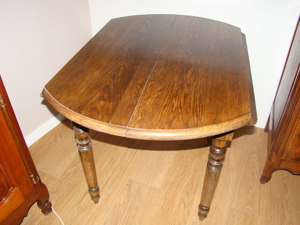 TABLE RONDE DE COULEUR CH&Ecirc;NE FONCE Meubles