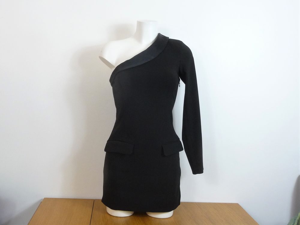 Robe Blazer Noir &agrave; 1 Epaule D&eacute;nud&eacute;e et 1 Manche Longue- Zara Vêtements