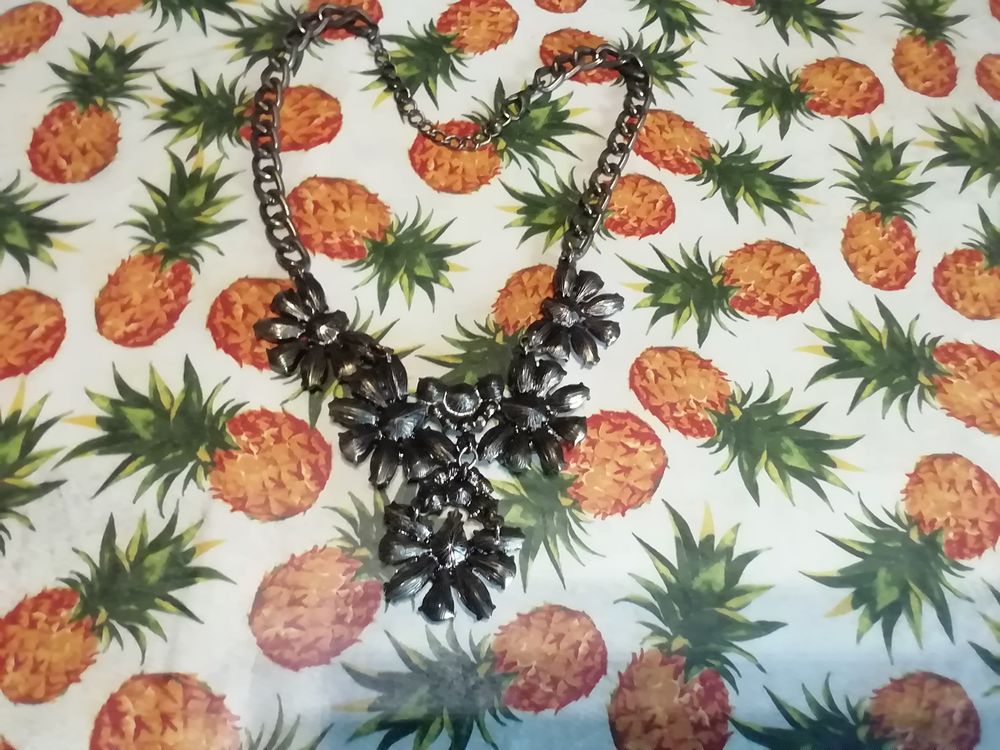 Collier pendentif de toute beaut&eacute; Bijoux et montres