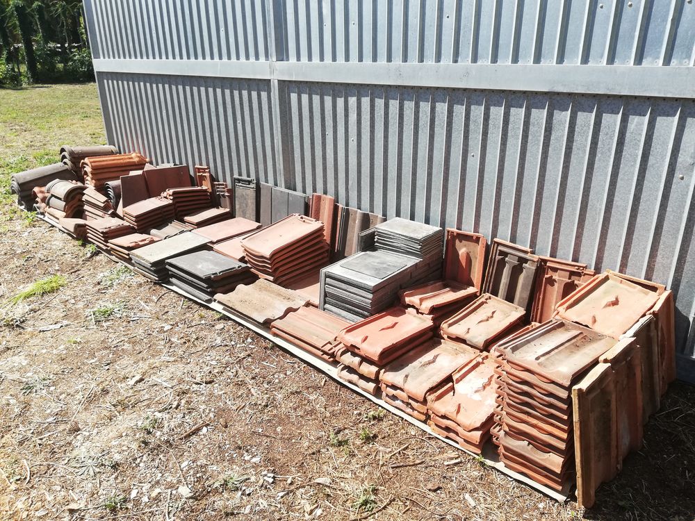 Lot de tuiles et autre pour toiture. Bricolage