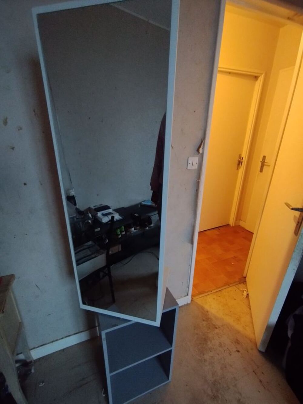 Tour de rangement tr&egrave;s bon &eacute;tat Meubles