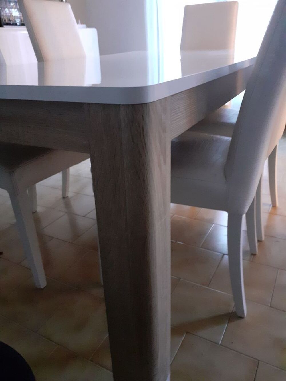 Table laqu&eacute;e 6 chaises bahut Meubles