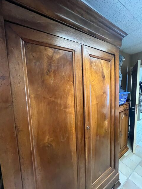 Armoire ancienne en bois à prendre sur place. 130 Toucy (89)