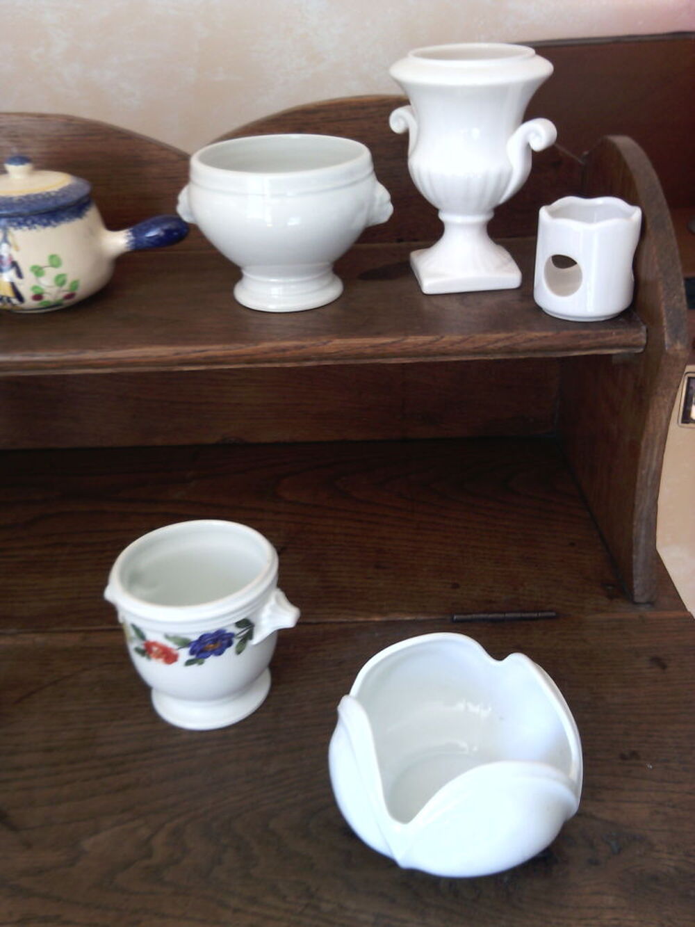 Collection diverses pi&egrave;ces fa&iuml;ence blanche Décoration