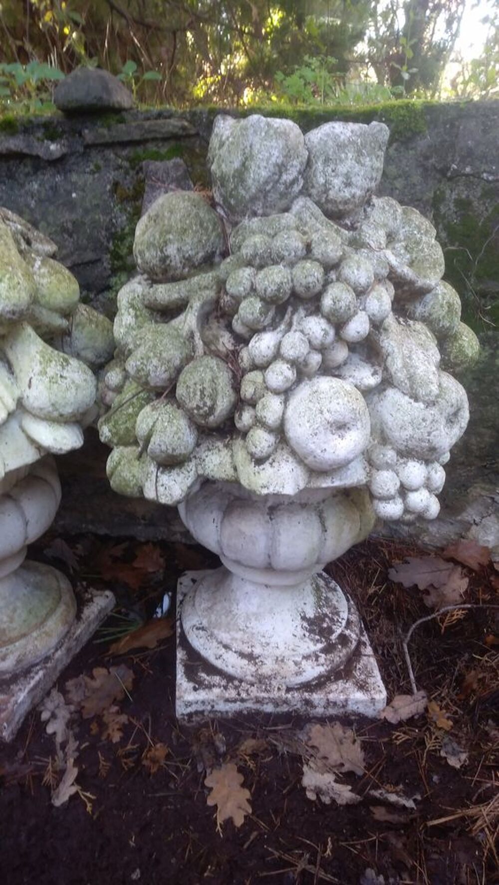 Ensemble d&eacute;cors de pierre r&eacute;constitu&eacute;e : 2 chapiteaux motifs Jardin