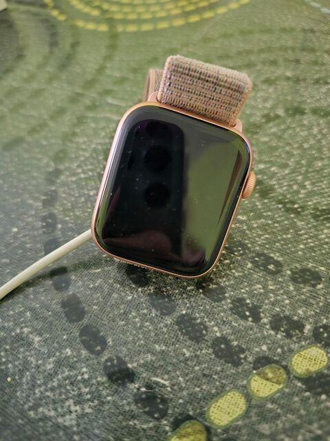 apple watch serie 5 44mn gold pink pour femme 195 Yerres (91)