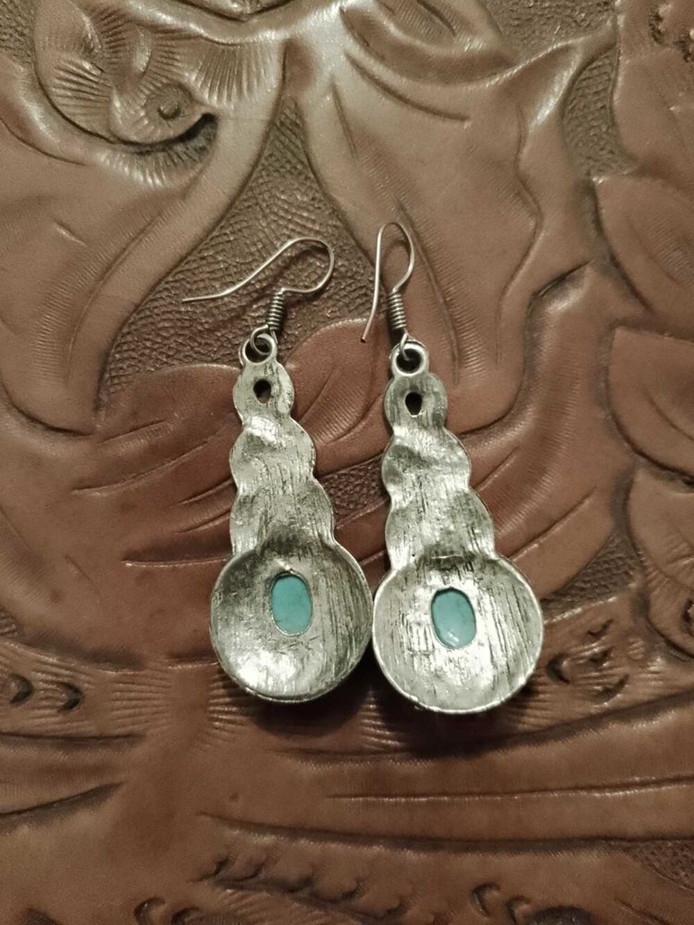 boucles d'oreilles en Strass bleues claires et turquoise sur m&eacute;tal argent&eacute; neuves. Bijoux et montres