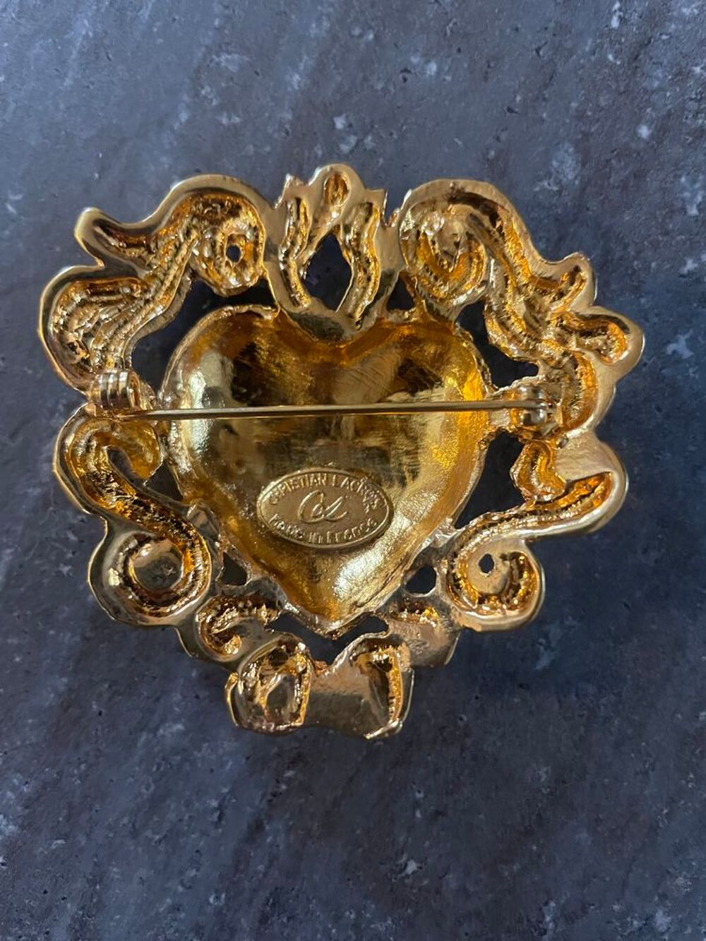 Broche coeur CL dor&eacute;e arabesque Christian LACROIX Bijoux et montres