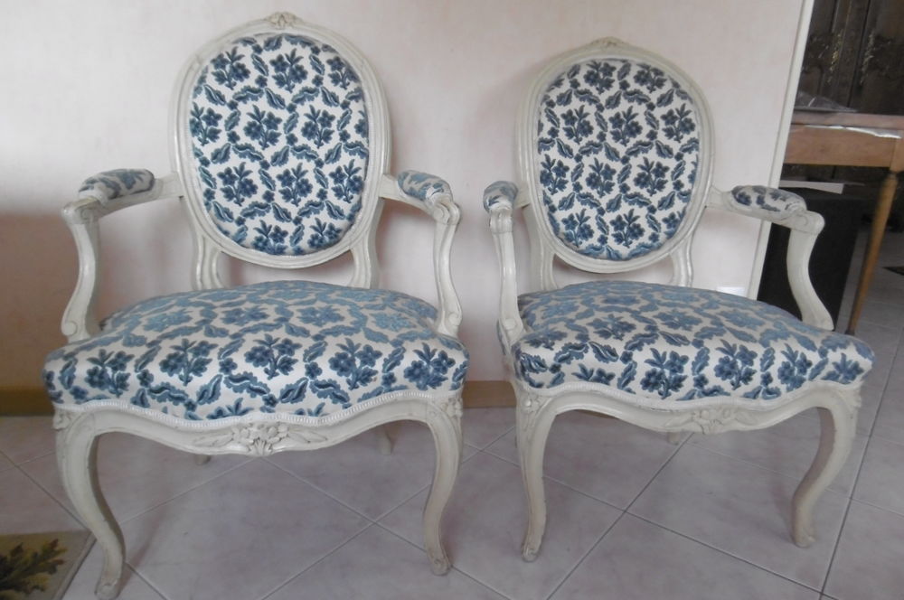  canap&eacute; de et deux fauteuils de style et chaises cann&eacute;es Meubles