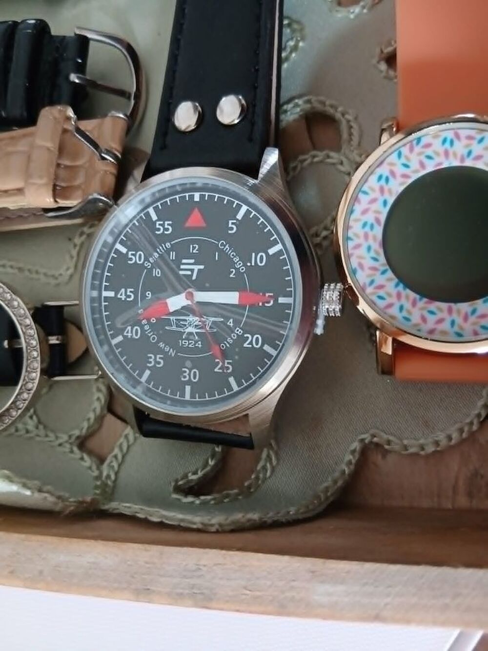  Dix montres valeur+ coffret bois vitr&eacute; de valeur N&deg;1347 Bijoux et montres