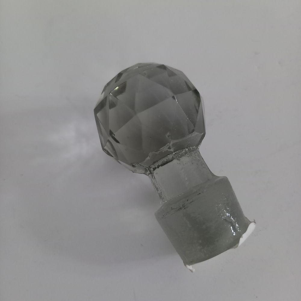 Bouchon de carafe en cristal ou verre avec des facettes, anc Décoration