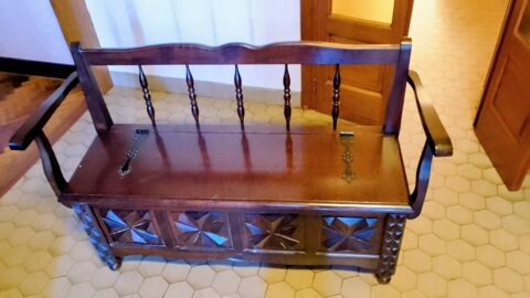UNE BANQUETTE- COFFRE EN  BOIS  Eauze (32)