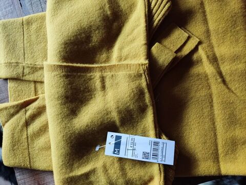 Robe en laine jaune moutarde Benetton
Taille M (44) 22 Megève (74)